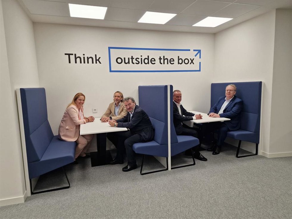 Imagen de las nuevas instalaciones de Abanca Innova con José Manuel Valiño, Walter Álvarez y Águeda Ubeira, entre otros.