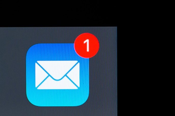 Archivo - FILED - 08 January 2019, Rüsselsheim: An email app can be seen on the screen of an iPhone. Photo: Silas Stein/dpa