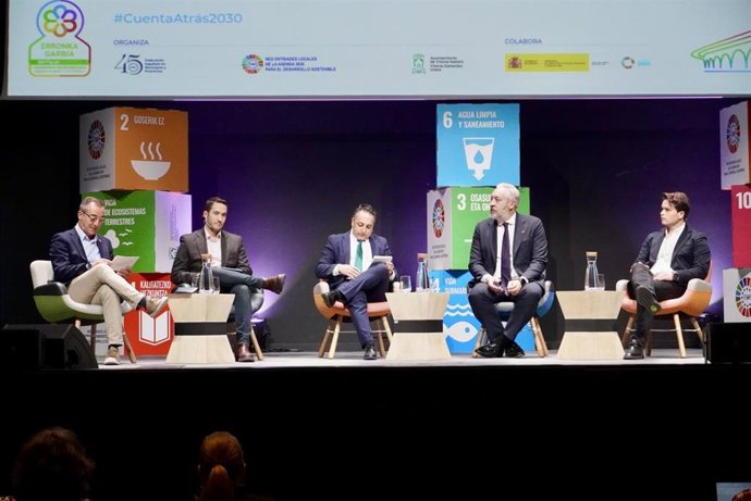 El alcalde de Santomera, Víctor Martínez, EN la mesa redonda 'Experiencias con impacto medioambiental: Acciones que regeneran la naturaleza', celebrada durante la jornada "Reforzando desde los Gobiernos Locales'