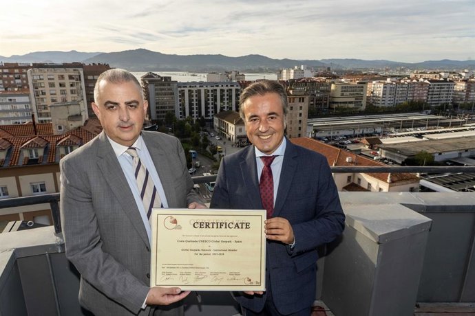 El alcalde de Camargo, Diego Movellán, recoge el distintivo de manos del consejero de Medio Ambiente del Gobierno de Cantabria, Roberto Media