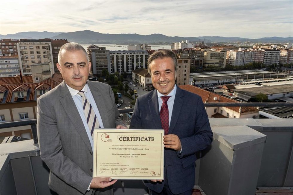 El alcalde de Camargo, Diego Movellán, recoge el distintivo de manos del consejero de Medio Ambiente del Gobierno de Cantabria, Roberto Media