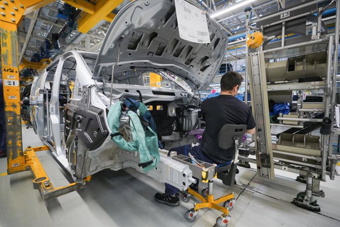 Archivo - Un trabajador con la carcasa de un vehículo en la planta de Mercedes Vitoria, a 25 de marzo de 2024, en Vitoria-Gasteiz, Álava, País Vasco (España). Mercedes Vitoria ha dado a conocer hoy las obras de ampliación, rediseño y adecuación de sus ins