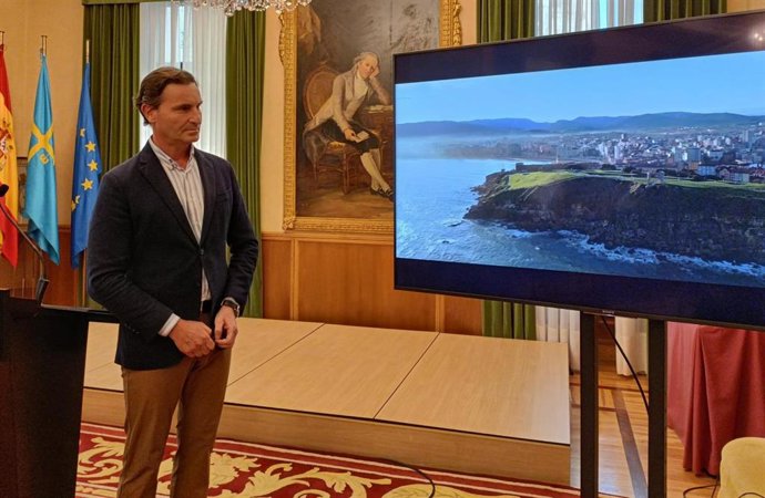 El concejal de Relaciones Institucionales del Ayuntamiento de Gijón, Jorge González-Palacios, presenta, en el Consistorio, un vídeo promocional sobre el municipio gijonés.