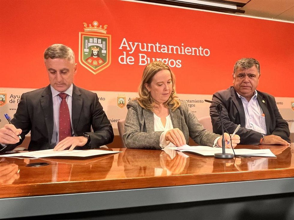 Barbero, Ayala y Manso durante la firma del acuerdo.