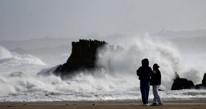 El 112 gestiona 165 incidencias por el viento en Cantabria desde la medianoche