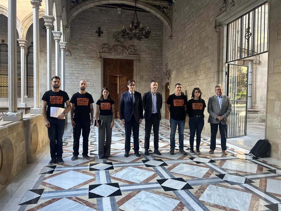 El presidente de la Generalitat, Salvador Illa, con representantes del Sindicat de Llogateres.