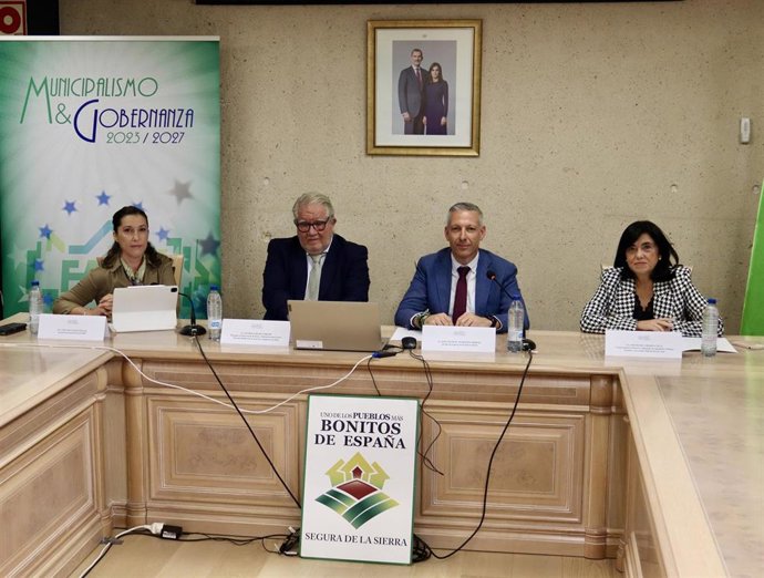 Jornada formativa de la FAMP sobre despoblación celebrada en Segura de la Sierra (Jaén)