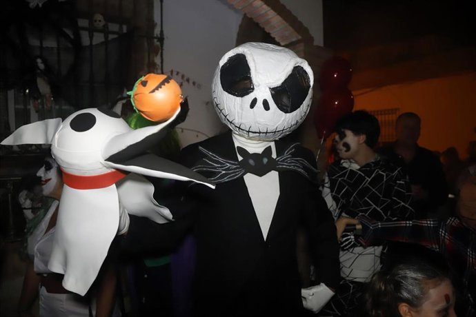 Archivo - Persona disfrazada de Pesadilla antes de Navidad durante la noche de Halloween. Archivo.