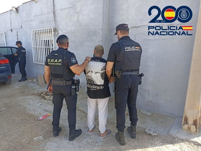 Agentes de la Policía Nacional y de la Policía Local de El Ejido (Almería) durante la detención de uno de los implicados.