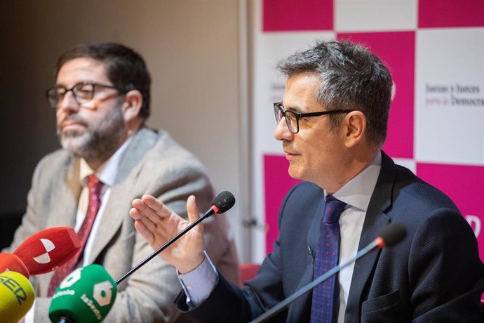 (I-D) El alcalde de Ávila, Jesús Manuel Sánchez Cabrera, el ministro de Presidencia, Justicia y Relaciones con las Cortes, Félix Bolaños, durante la presentación del 39º Congreso de Juezas y Jueces para la Democracia
