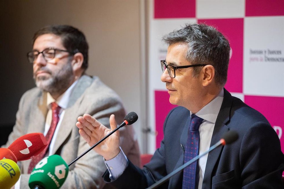 (I-D) El alcalde de Ávila, Jesús Manuel Sánchez Cabrera, el ministro de Presidencia, Justicia y Relaciones con las Cortes, Félix Bolaños, durante la presentación del 39 Congreso de Juezas y Jueces para la Democracia