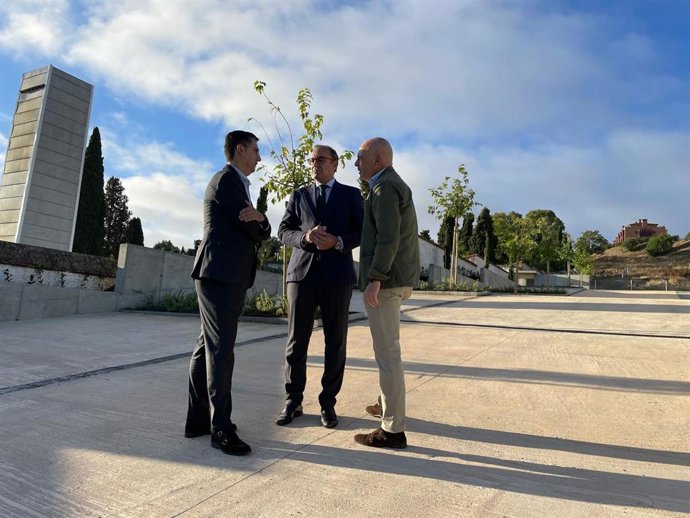 El alcalde de Cáceres, Rafael Mateos, y los concejales de Obras y Servicios Públicos, Víctor Bazo y Pedro Muriel, respectivamente, visitan las obras de ampliación del cementerio