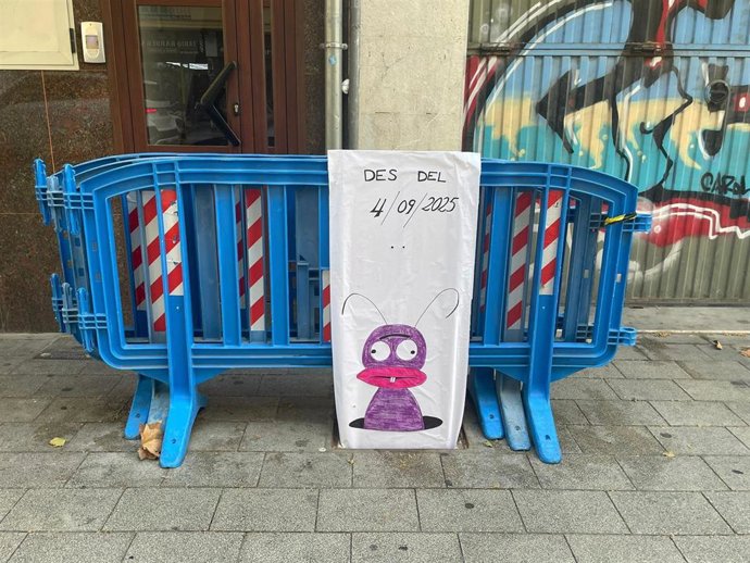 Cartel situado en una de los registros sin tapa