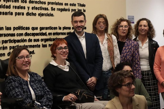 El ministro Pablo Bustinduy en la Fundación CERMI Mujeres.