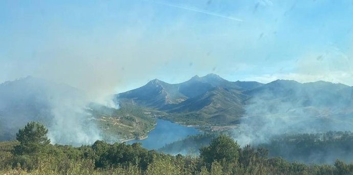 Un incendio forestal próximo a la localidad de Cañamero.