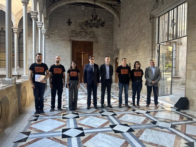 El president de la Generalitat, Salvador Illa, amb representants del Sindicat de Llogateres