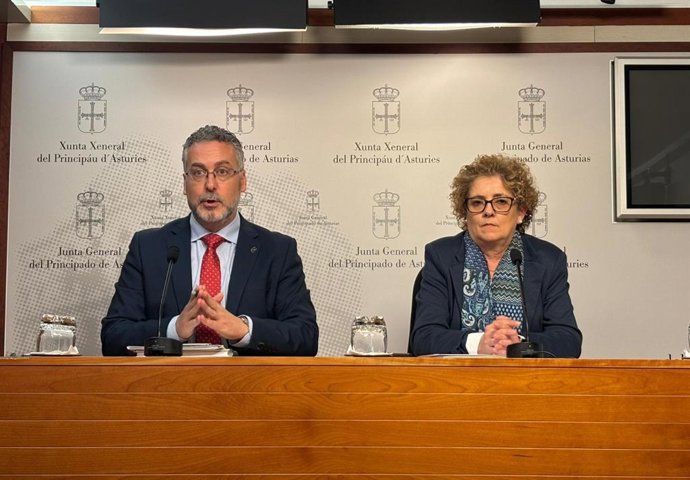 La diputada y portavoz de Educación del PP de Asturias, Gloria García, junto a Jorge García Caro, presidente del Sector de Educación de CSIF Asturias en la Junta General del Principado.