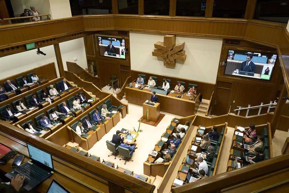Archivo - Vista general de un pleno en el Parlamento vasco