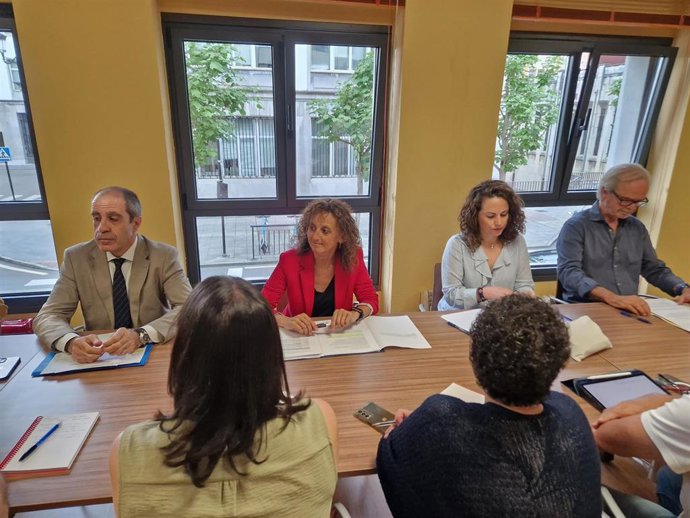 Archivo - Eva Ledo, en el centro en una reunión con las representantes de las trabajadoras de 0 a 3. 