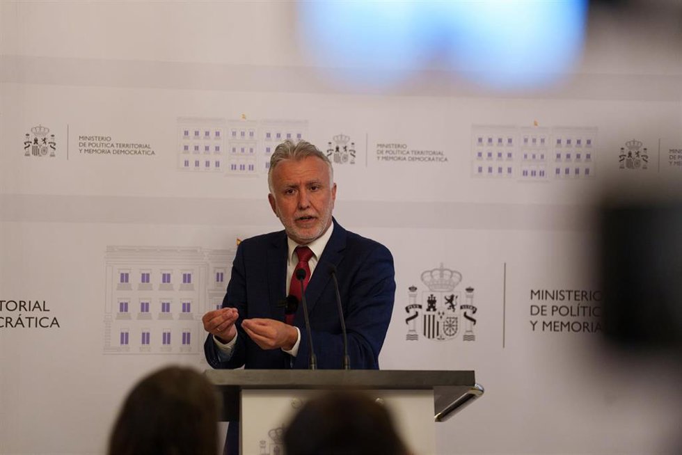 Archivo - El ministro de Política Territorial y Memoria Democrática, Ángel Víctor Torres, comparece ante los medios para informar sobre el orden del día de la XXVIII Conferencia de Presidentes, que se reunirá en Barcelona el próximo viernes 6 de junio.