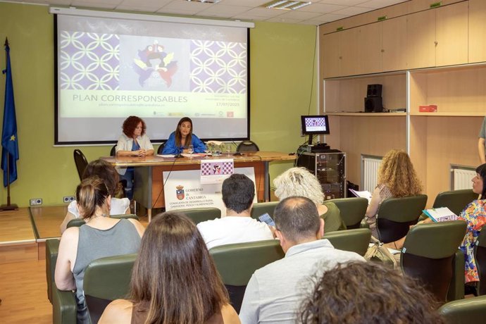 Archivo - La consejera de Inclusión Social, Begoña Gómez del Río, presenta a representantes municipales la orden de subvenciones del Plan Corresponsables 2025.- Archivo