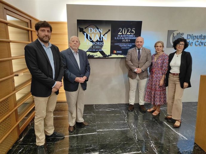 El delegado de Cultura de la institución provincial, Gabriel Duque (centro), en la presentación de 'Don Juan Tenorio'.