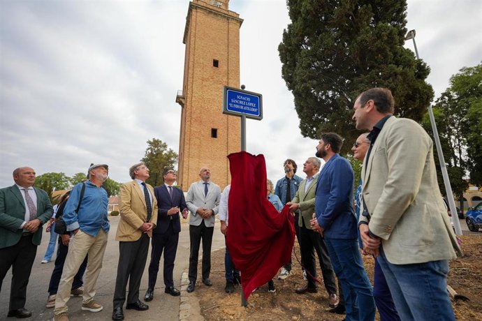 El alcalde de Sevilla, José Luis Sanz, preside el acto de inauguración de la calle Ignacio Sánchez López, conocido como 'El Indio de Astilleros', situada en el Puerto de Sevilla