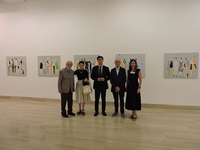 Foto de familia tras la inauguración de la exposición 'Confidencias', del diseñador gráfico Enrique Acosta, en la Casa de la Provincia.