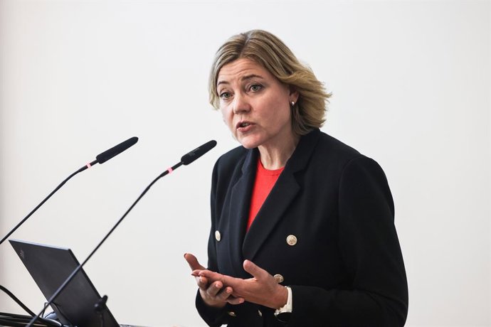 Archivo - FILED - 23 April 2025, North Rhine-Westphalia, Juelich: Henna Virkkunen, Executive Vice-president of the European Commission for Technological Sovereignty, Security and Democracy, speaks during a visit to Juelich Research Center. Photo: Oliver B