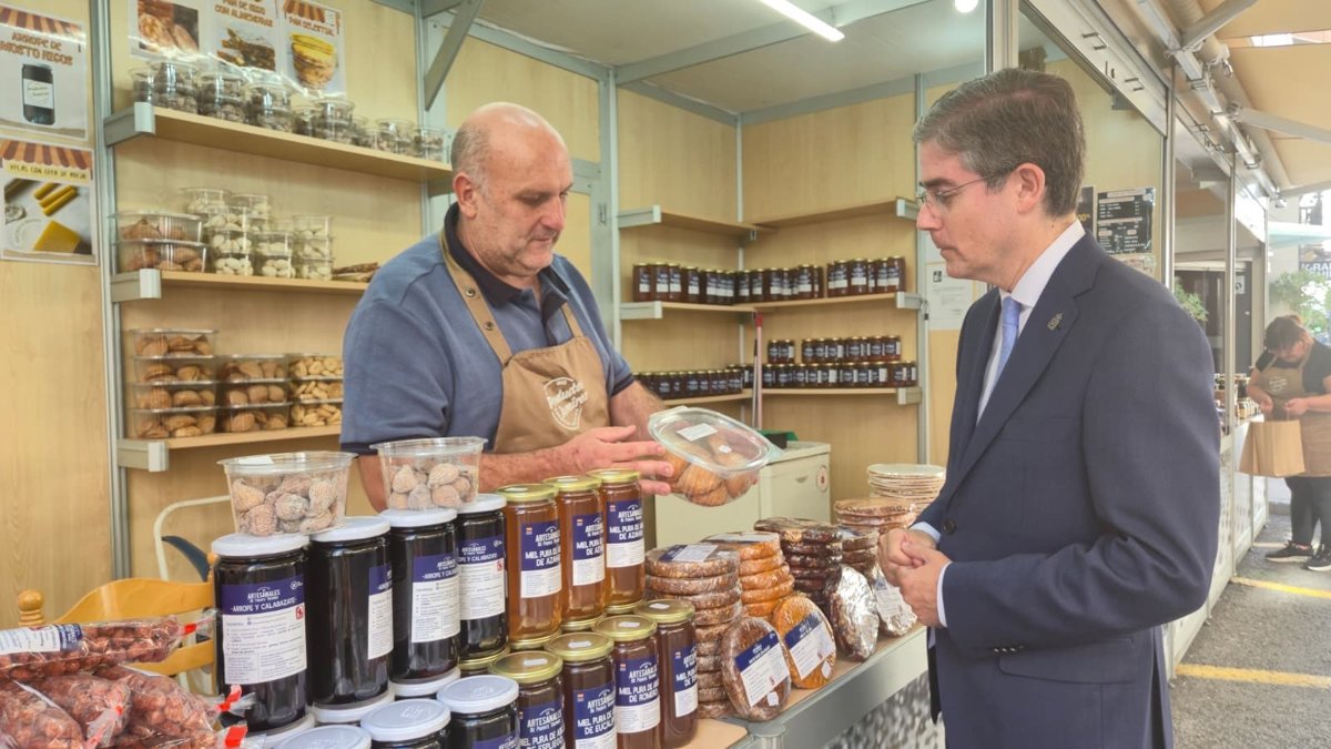 El mercado de Todos los Santos de Murcia llena de aromas y tradición la Plaza de San Pedro