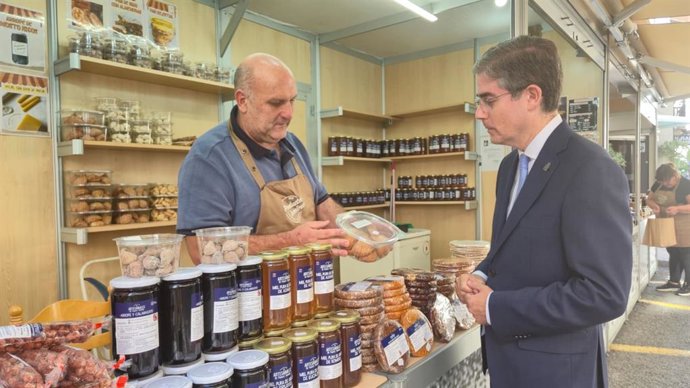 El concejal de Turismo, Comercio y Consumo, Jesús Pacheco, conversa con uno de los comerciantes en el mercado de Todos los Santos de la plaza de San Pedro