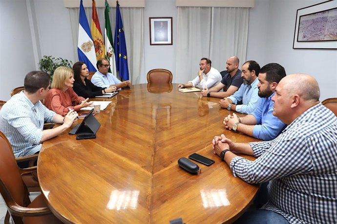 La alcaldesa de Jerez, María José García-Pelayo, con representantes del comité de empresa de Parques y Jardines.