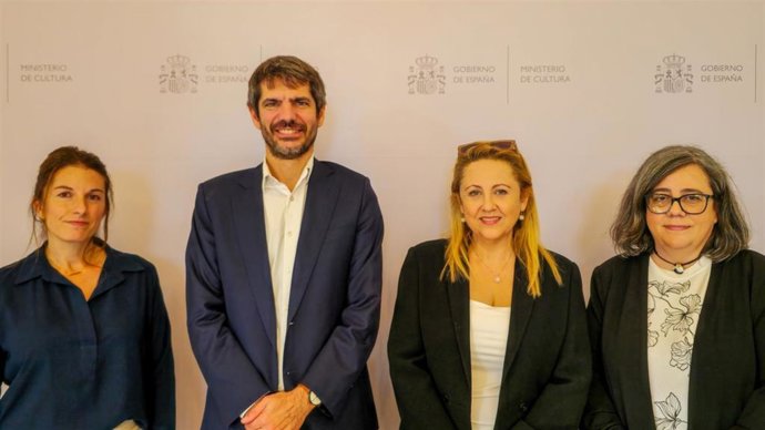 Miembros de la comisión 'No son mi cultura' con Ernest Urtasun.