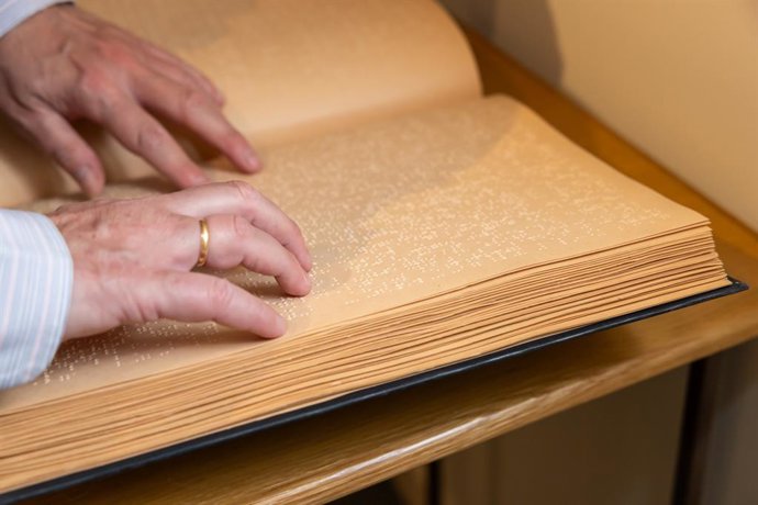 Un libro en braille, editado en 1890. El Museo Tiflológico de la ONCE celebra los 200 años del braille y expone los primeros sistemas de lectoescritura