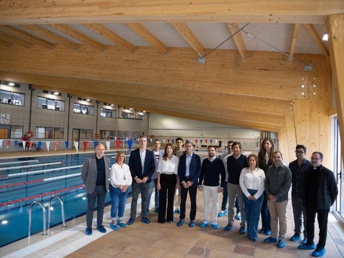 El presidente del Gobierno de La Rioja, Gonzalo Capellán, junto al director general de Juventud y Deporte, Diego Azcona, inaugura las obras de reforma de las piscinas climatizadas de Villamediana de Iregua