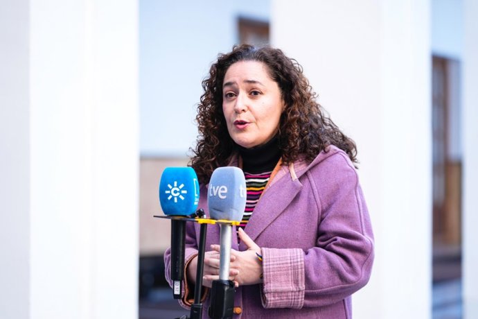 La portavoz del grupo parlamentario Por Andalucía, Inma Nieto, atiende a los medios en el Parlamento.