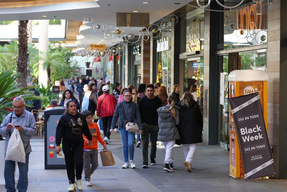 Archivo - Varias personas van de compras durante el Black Friday, en el centro comercial FAN Mallorca Shopping, a 24 de noviembre de 2023, en Palma de Mallorca, Mallorca, Islas Baleares (España). 