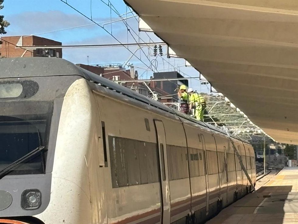 Operarios trabajando para restablecer la tensión en el cable aéreo afectado por el cortocircuito con el pantógrafo del tren