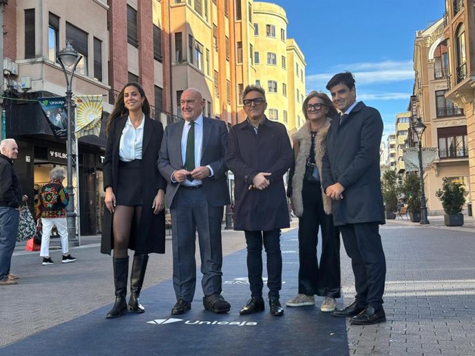 La concejala de Cultura, Blanca Jiménez; el alcalde,  Jesús Julio Carnero; el director de Seminci, Jose Luis Cienfuegos;  la directora Relaciones con Grupos de Interés de Unicaja, María José Rivera, y el director territorial de Unicaja, Manuel Rubio.