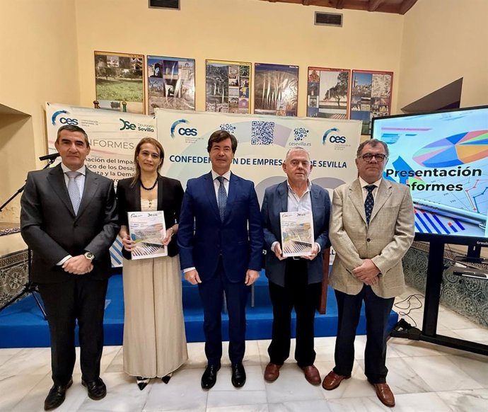 Francisco J. Tato, decano del Colegio de Economistas de Sevilla; Eva María Valdenebro, secretaria técnica del colegio; Miguel Rus, presidente de la CES; y los profesores doctores José Antonio Camúñez y Fernando Criado.