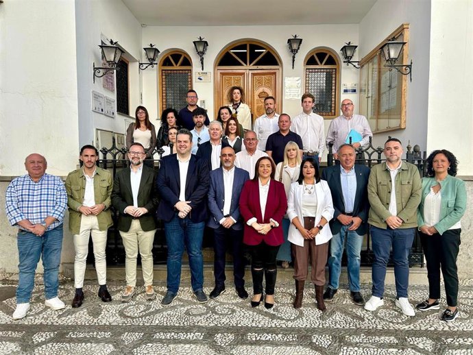 Alcaldes metropolitanos anuncian una recogida de firmas para exigir a la Junta la ampliación del metro hacia la cornisa sur.