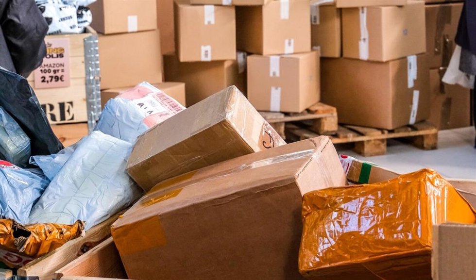 Imagen de varios paquetes perdidos con contenido "sorpresa".