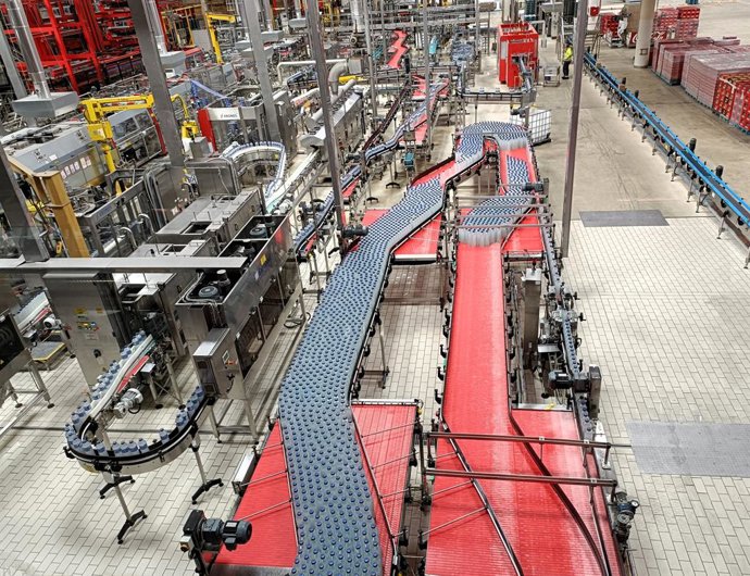 Archivo - La fàbrica de Coca-Cola Europacific Partners a Martorelles (Barcelona)