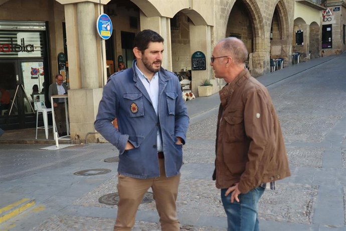 El portavoz de Vox en las Cortes de Aragón, Alejandro Nolasco, junto al concejal de la formación en Alcañiz, Carlos Andreu.