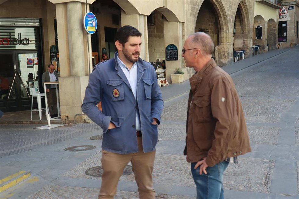 El portavoz de Vox en las Cortes de Aragón, Alejandro Nolasco, junto al concejal de la formación en Alcañiz, Carlos Andreu.