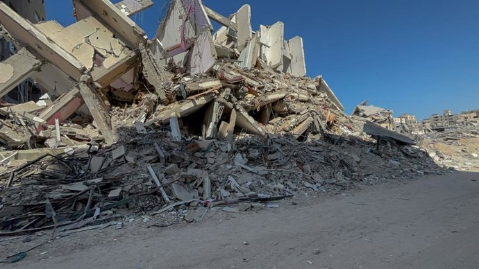 October 22, 2025, Gaza, Palestine: (INT) Daily life in Gaza City under the weight of war, Gaza, Gaza, October 22, 2025: Palestinians in Gaza City are seen trying to survive in their daily lives despite the destruction of buildings and the difficult condit