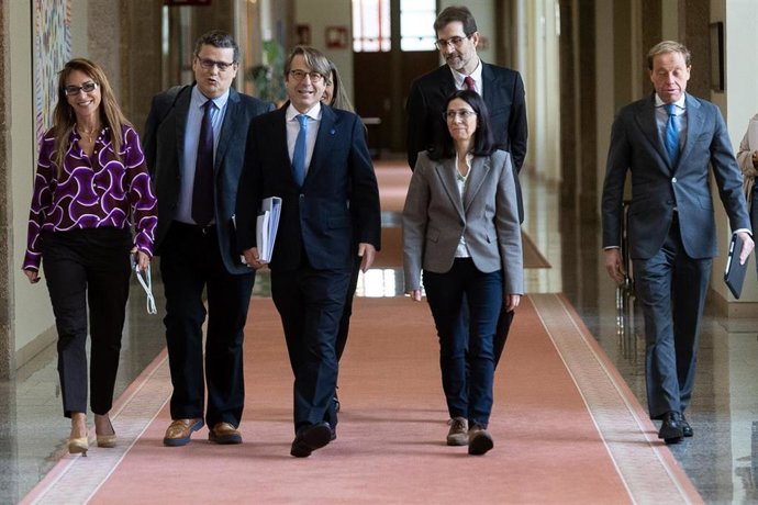 El conselleiro de Facenda, Miguel Corgos, con su equipo en el Parlamento