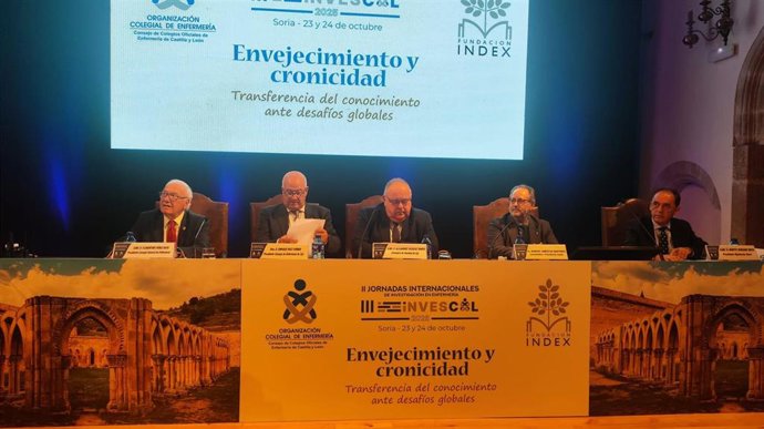 En el centro, el consejero de Sanidad inaugura las II Jornadas de Investigación en Enfermería.