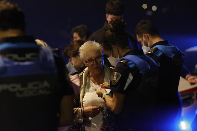 Momento de desalojo de medio centenar de vecinos por el incendio en el monte Areo (Gijón).