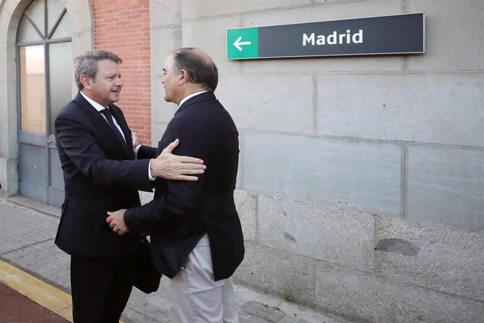 El secretario de Estado de Transportes y Movilidad Sostenible, José Antonio Santano, y el alcalde de Talavera, José Julián Gregorio.